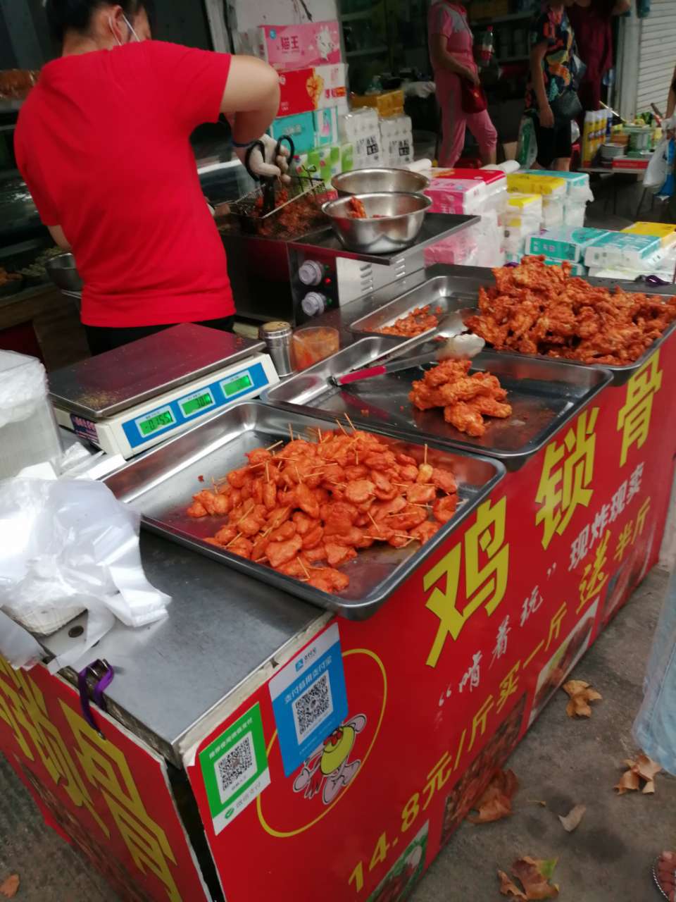 油炸鸡锁骨的味道,味道还不错,每次从这路过都咽口水!